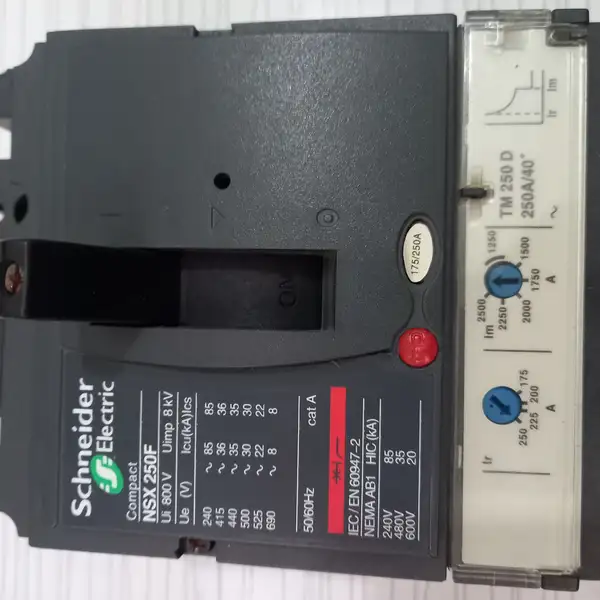 کلید اتوماتیک سه پل قابل تنظیم حرارتی و مغناطیسی 250 آمپر مدلNSX 250F اشنایدر فرانسه در حد نو دارای کارتن